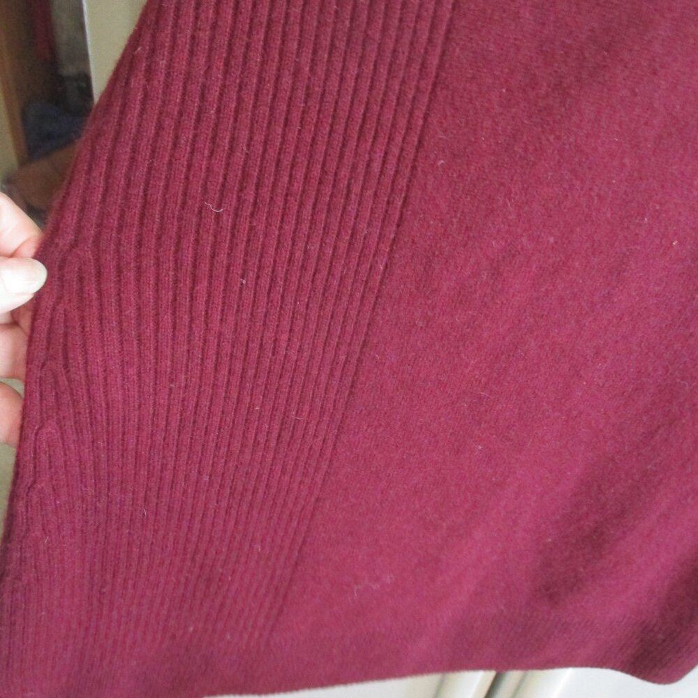Isaac Mizrahi Deep Burgundy V-Neck Sweater *21 - Picture 3 of 4